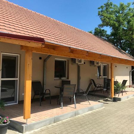 Lena Vendeghaz 호텔 Balatonberény 외부 사진